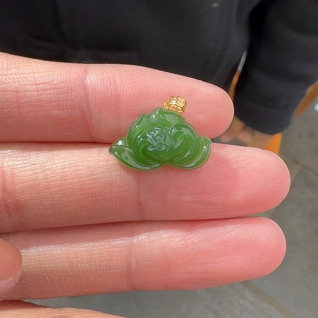 和田玉荷花18K金镶嵌222小杨卡18左右