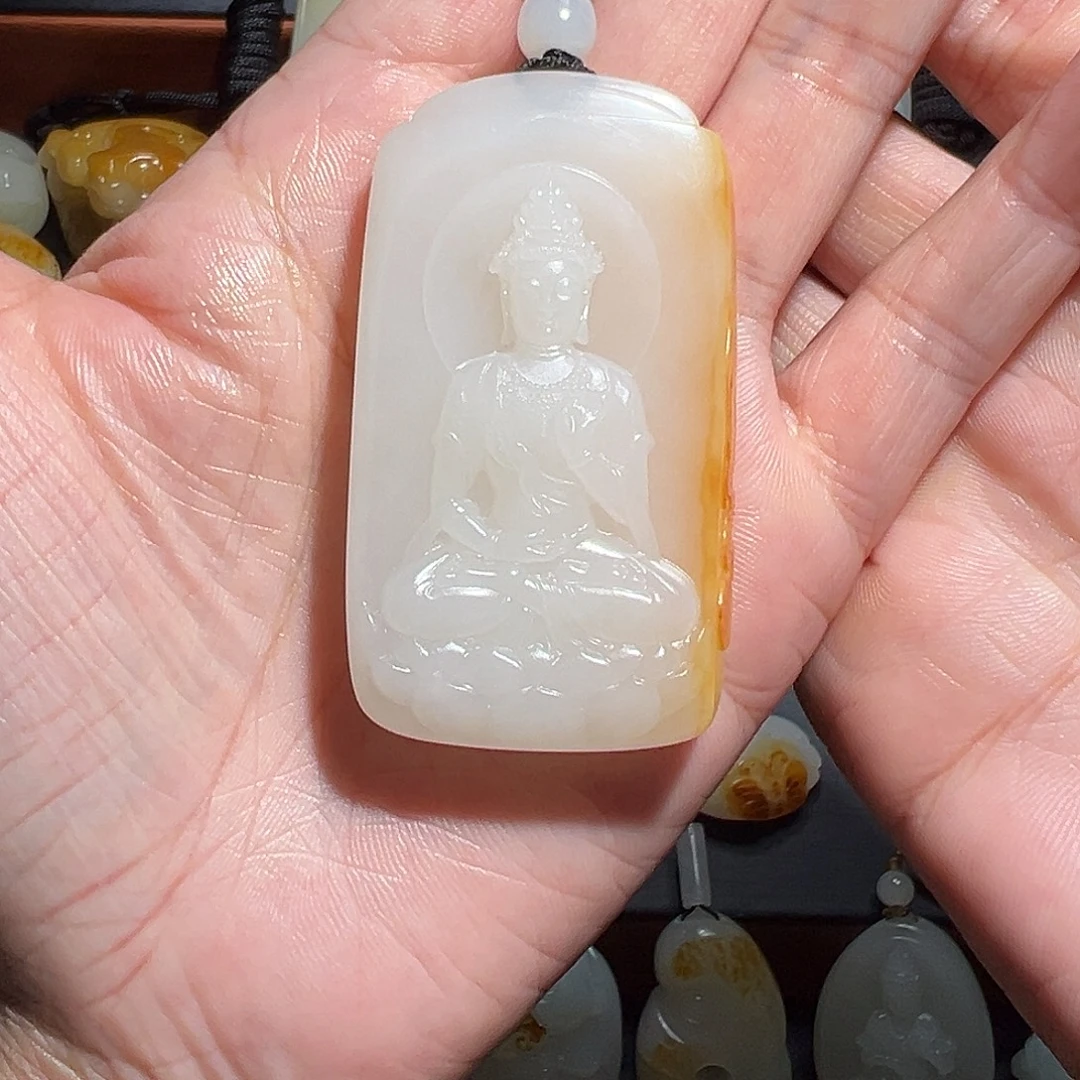 杨***航和田玉未镶嵌颈饰