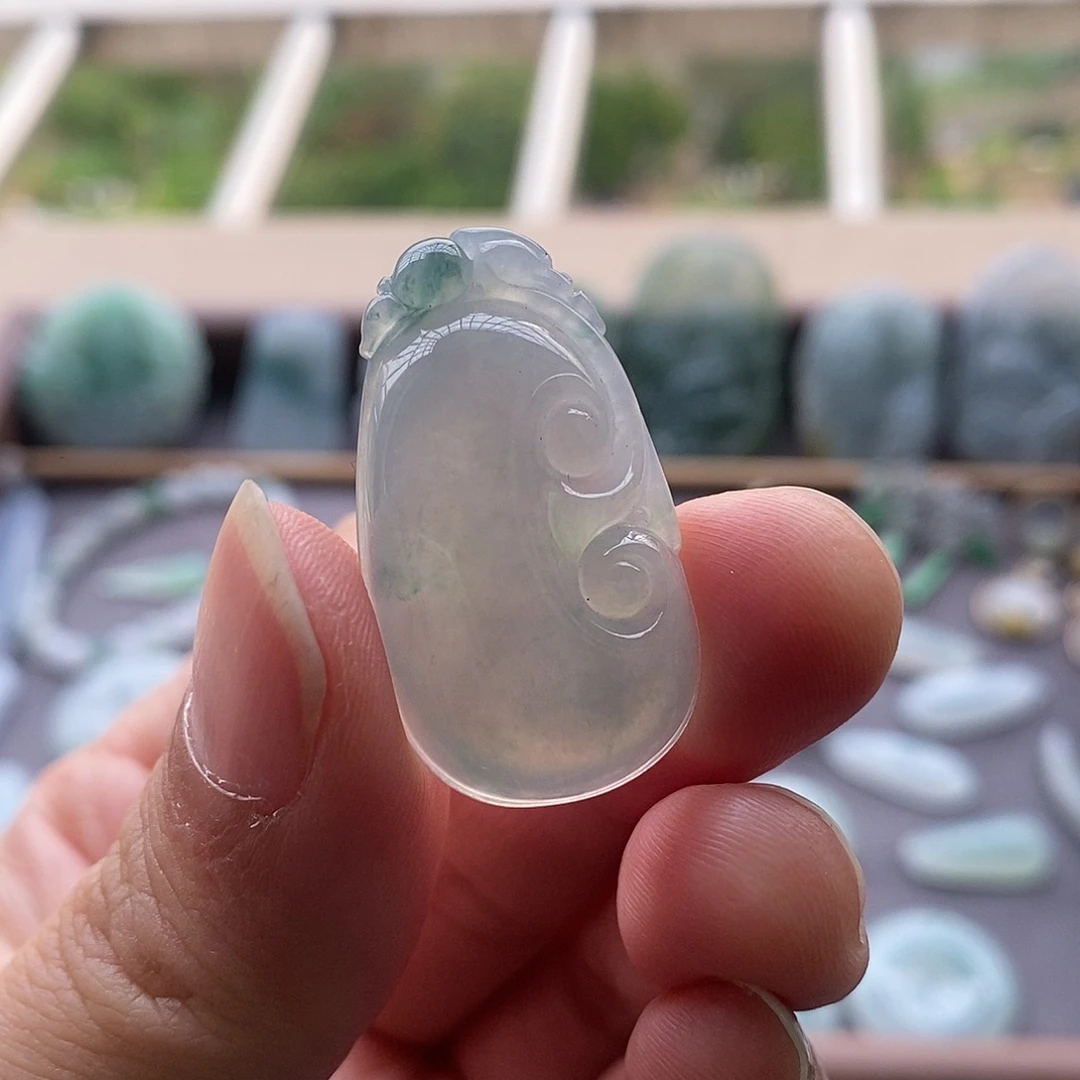 翡翠未镶嵌颈饰如意