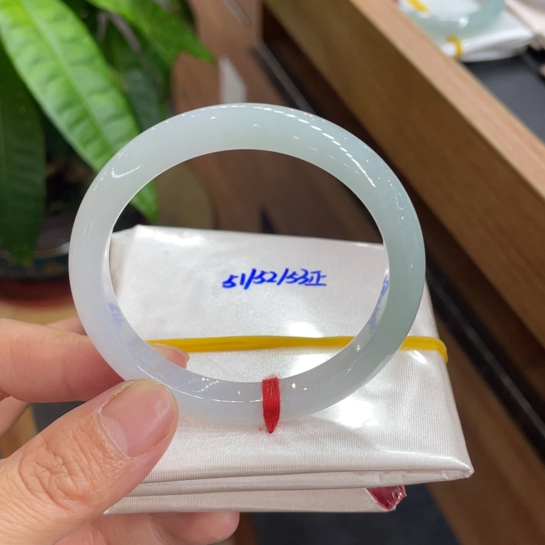 翡翠手镯未镶嵌天然翡翠