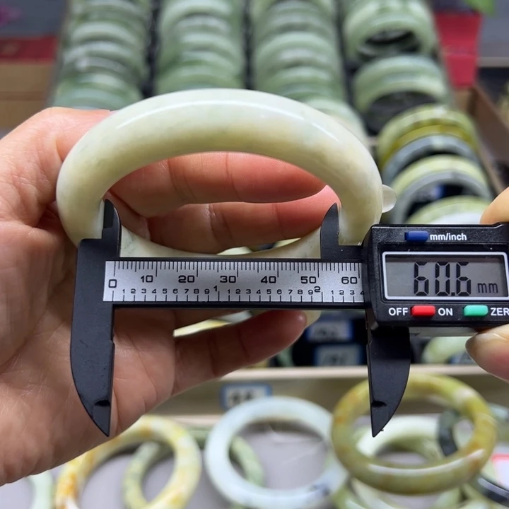 蛇纹石玉未镶嵌手镯136