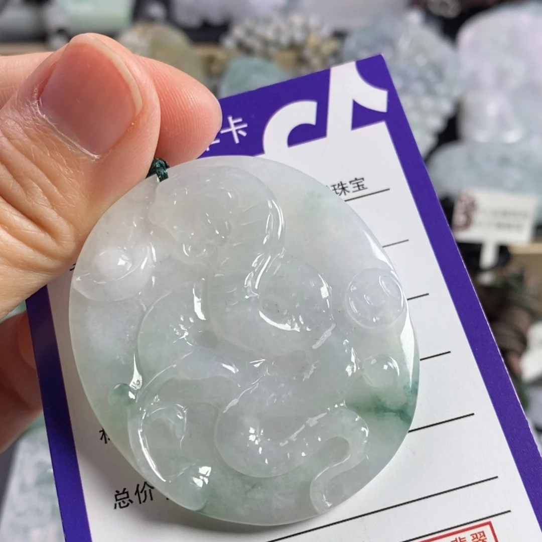 翡翠颈饰未镶嵌蛇来运转