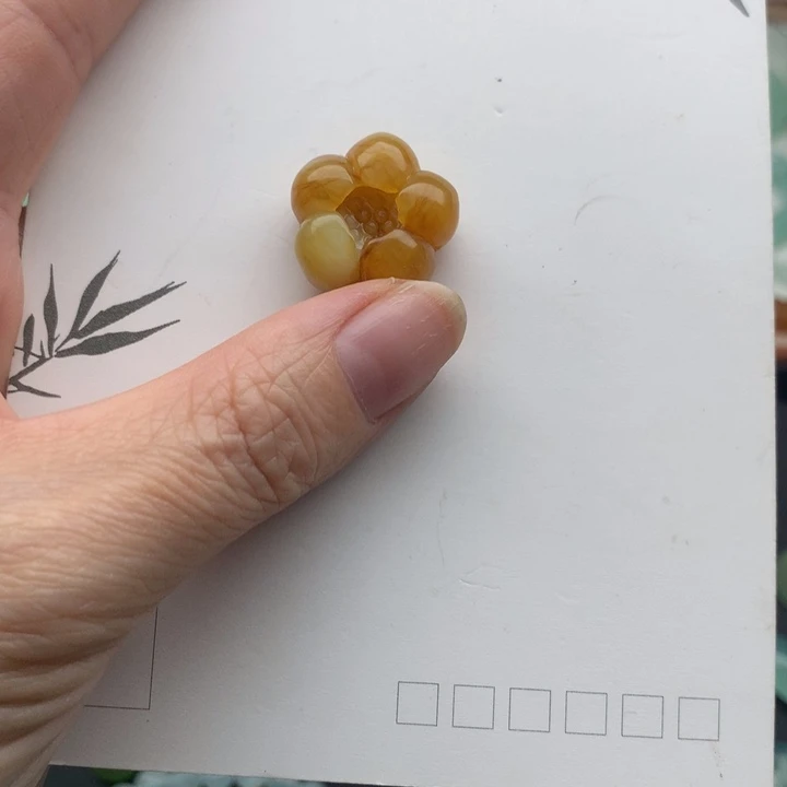 岫玉未镶嵌颈饰小花
