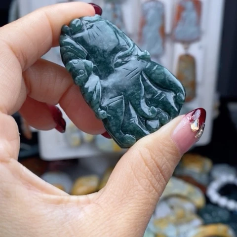 翡翠颈饰未镶嵌翡翠