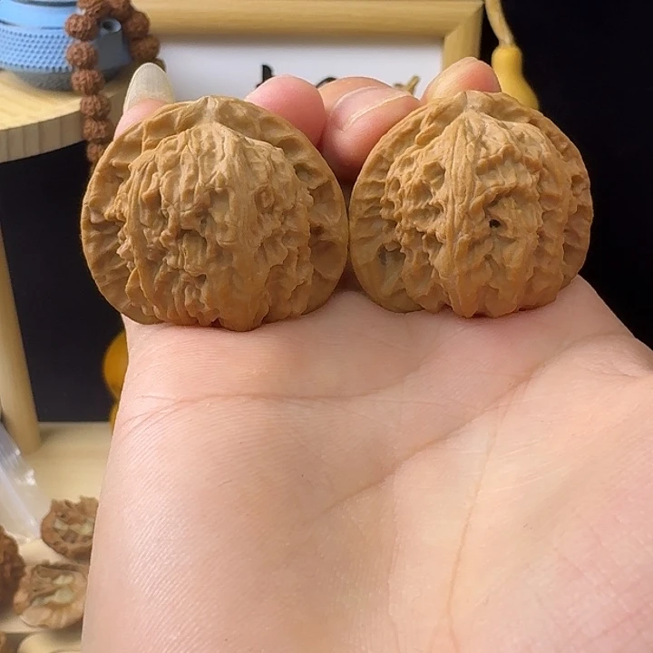 把件文玩核桃38加白狮子微黄