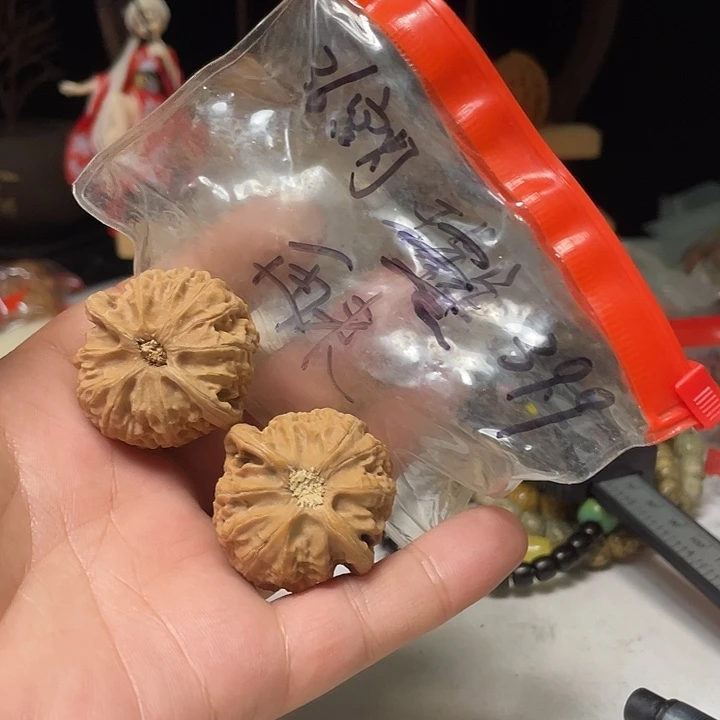 再***来文玩核桃把件宫灯