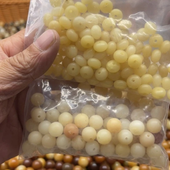 白玉菩提吊坠瑕疵双拼