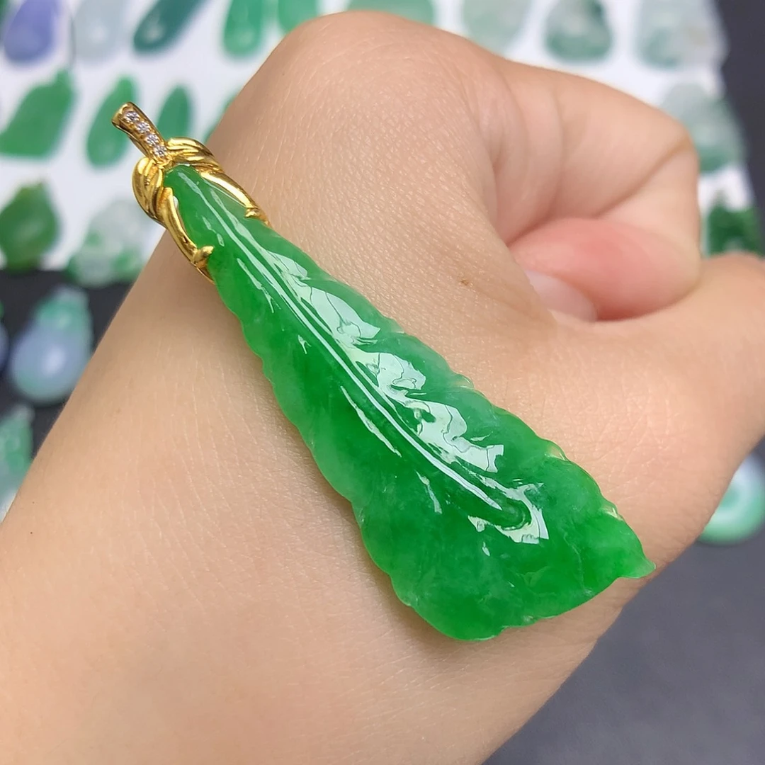 翡翠18K金镶嵌颈饰羽毛叶