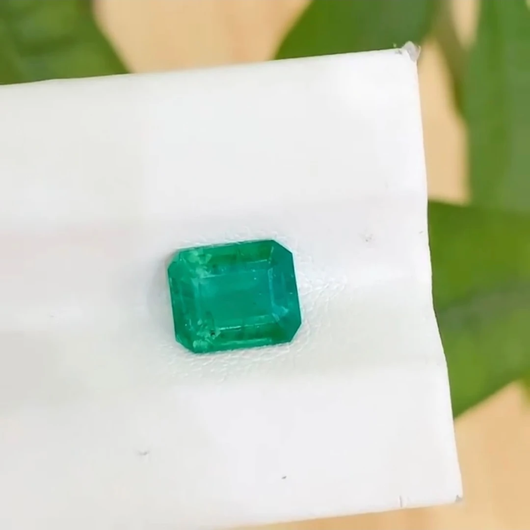 祖母绿裸石VVG，尺寸8.67×7.05×4.2mm石重1.89克拉，带吉尔德大证