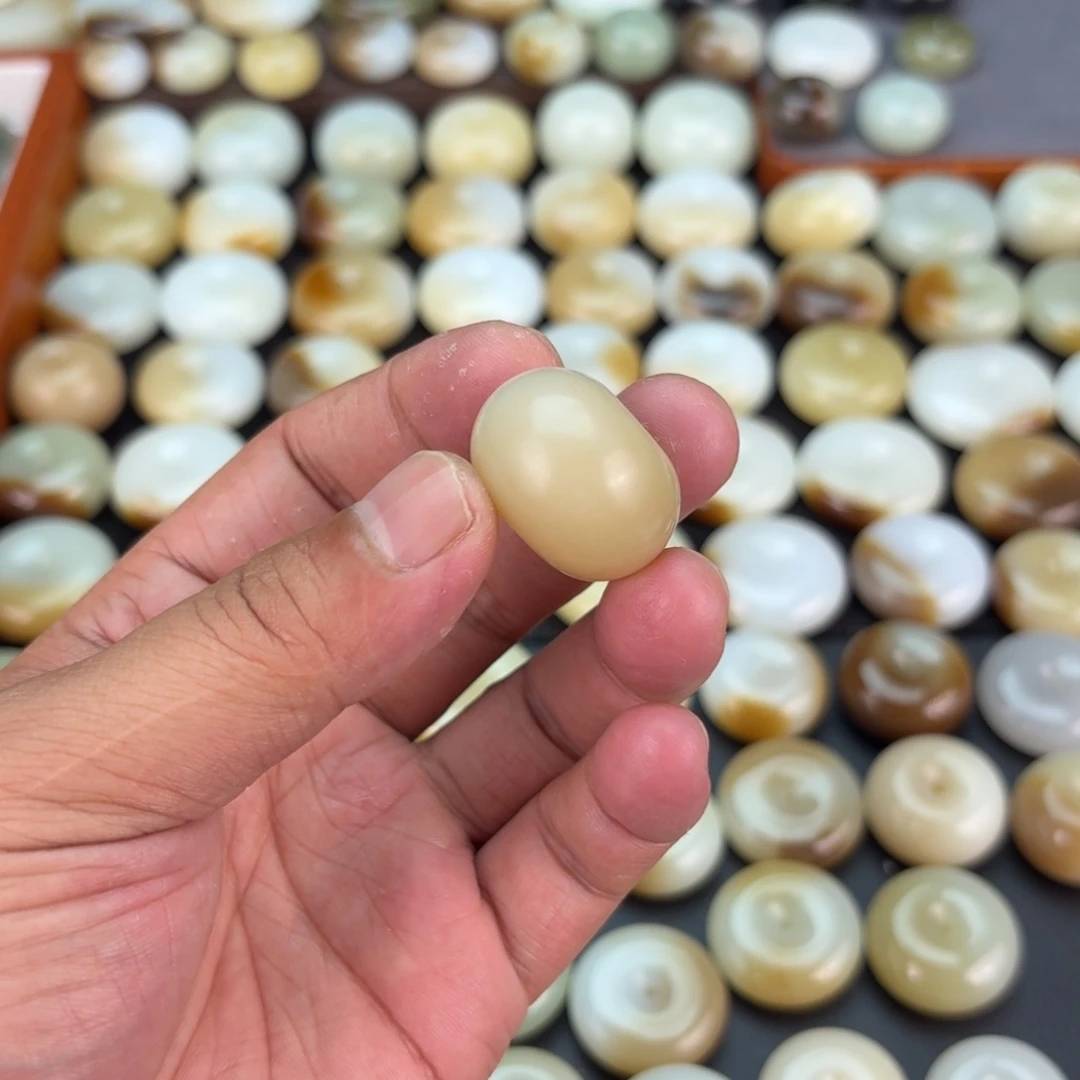 汤***圆颈饰未镶嵌和田玉