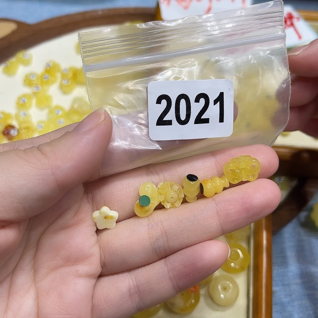 黑***鹅琥珀未镶嵌珠宝奇石