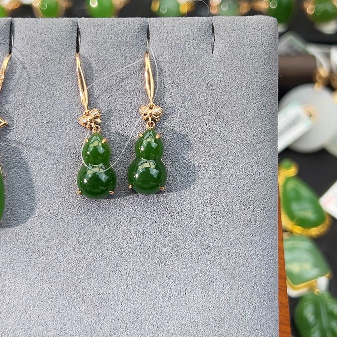 和田玉18K金镶嵌耳饰菠菜绿葫芦耳钩