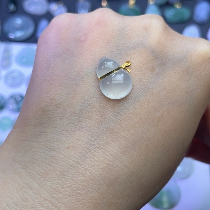 翡翠颈饰18K金镶嵌太****?天然缅甸翡翠A货葫芦