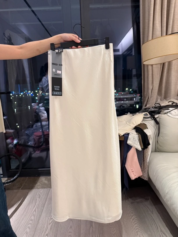 白色醋酸半裙（百搭款）