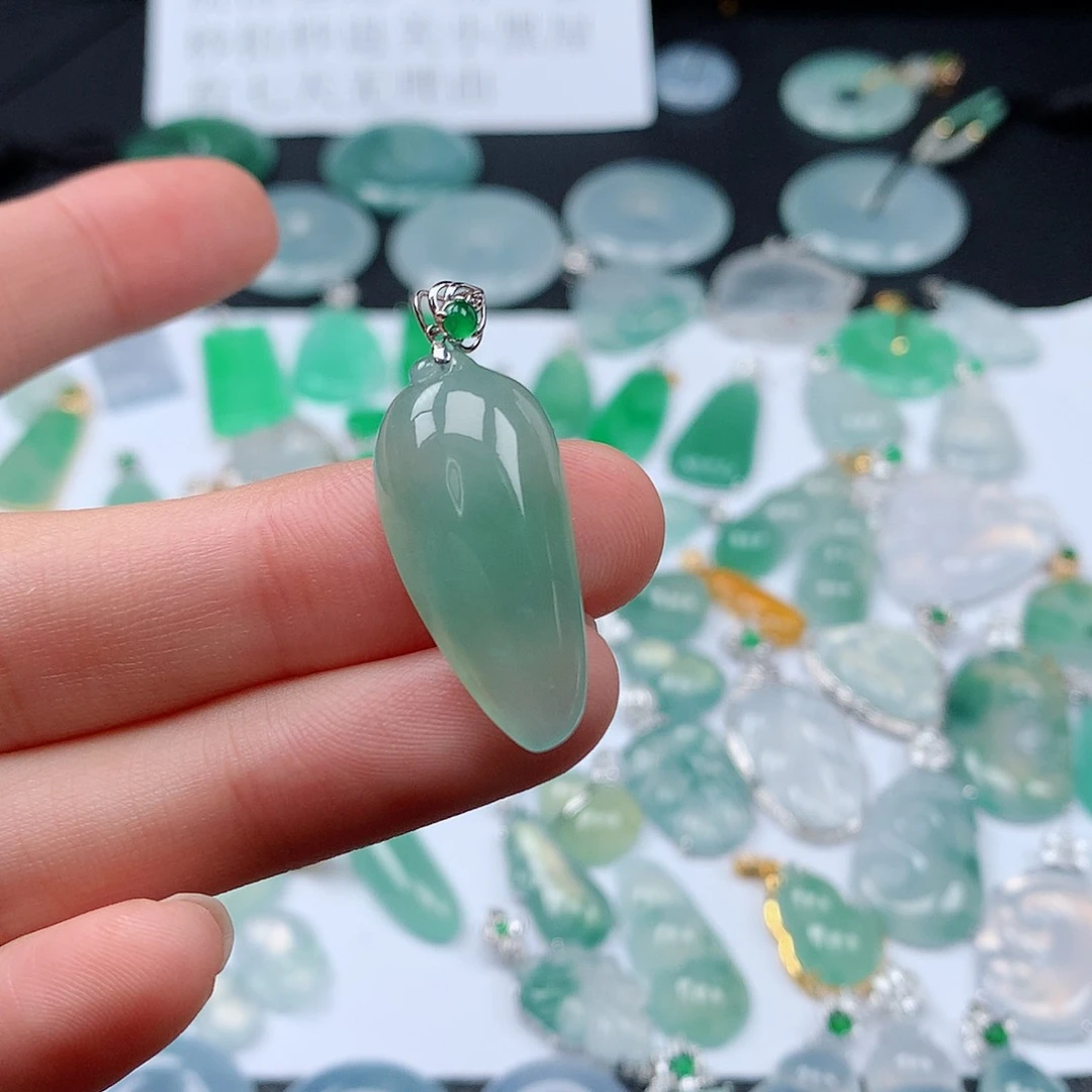 翡翠颈饰18K金镶嵌?天然翡翠
