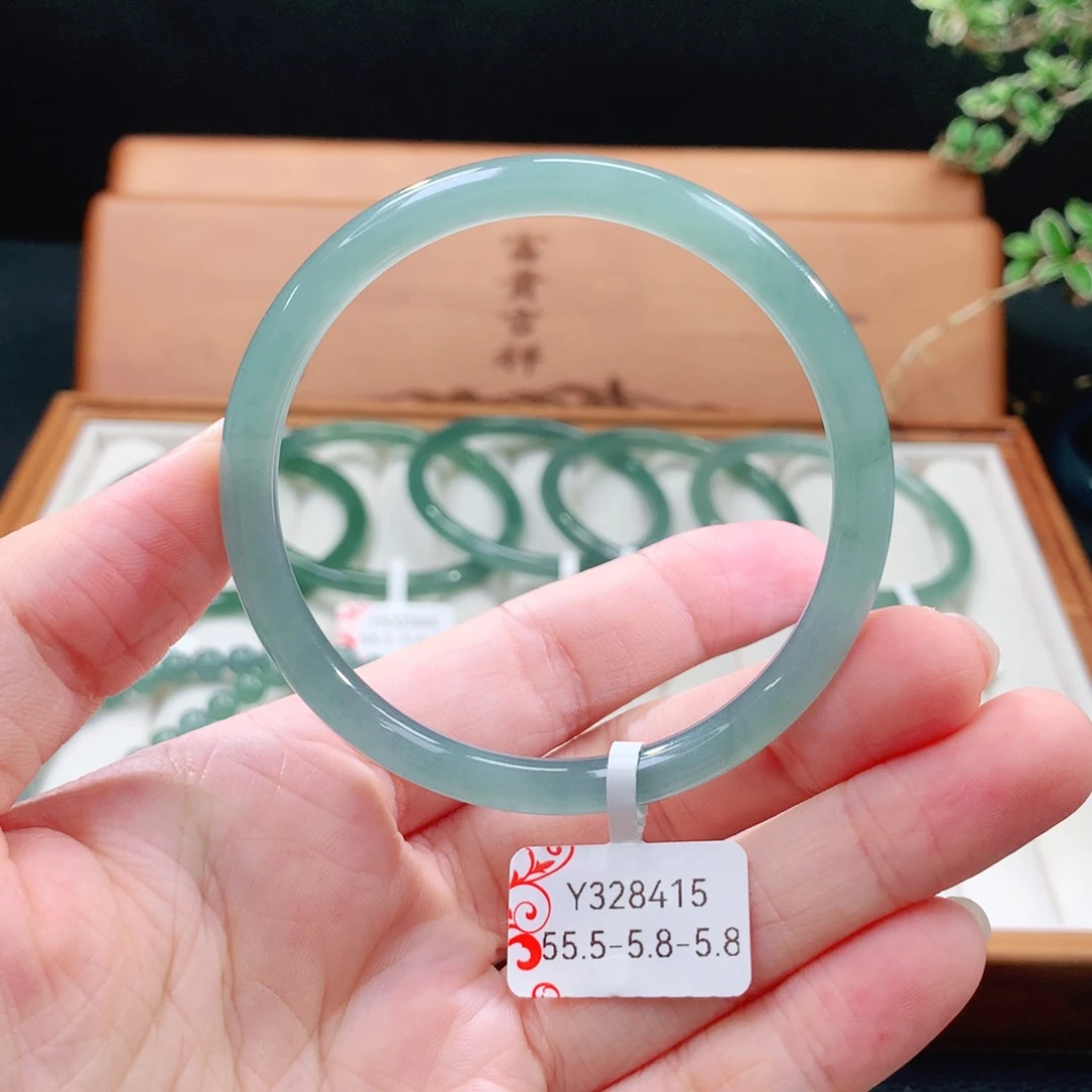 翡翠手镯（圆镯）未镶嵌