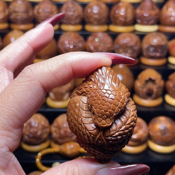 上***角把件橄榄核橄榄雕刻