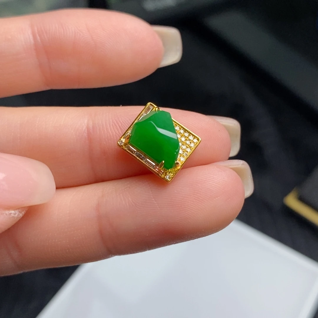 颈饰18K金镶嵌翡翠随形