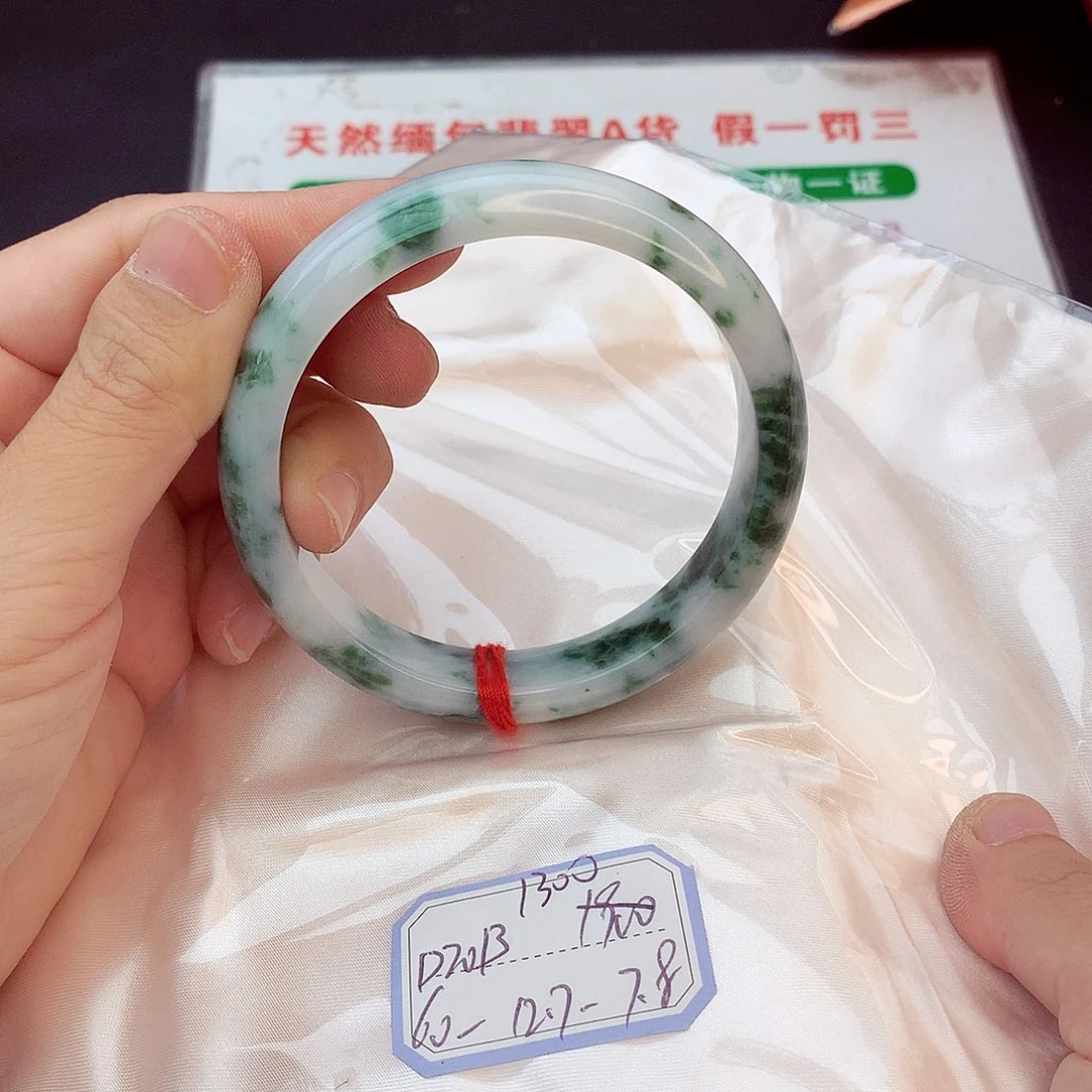 翡翠手镯未镶嵌翡翠