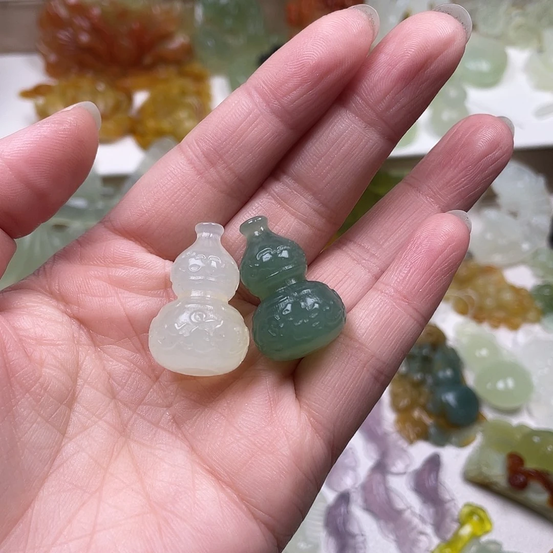 李***。蛇纹石玉未镶嵌颈饰