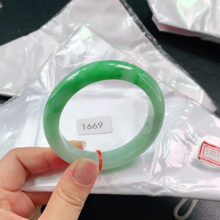 翡翠手镯未镶嵌03。