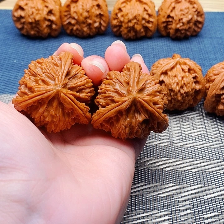 用***3文玩核桃吊坠三棱