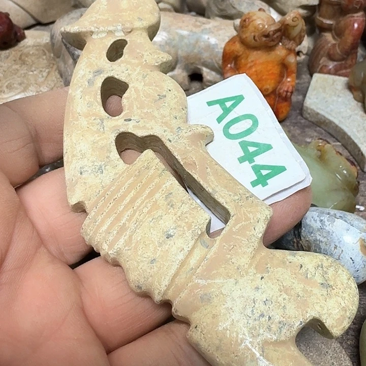 蛇纹石玉颈饰未镶嵌