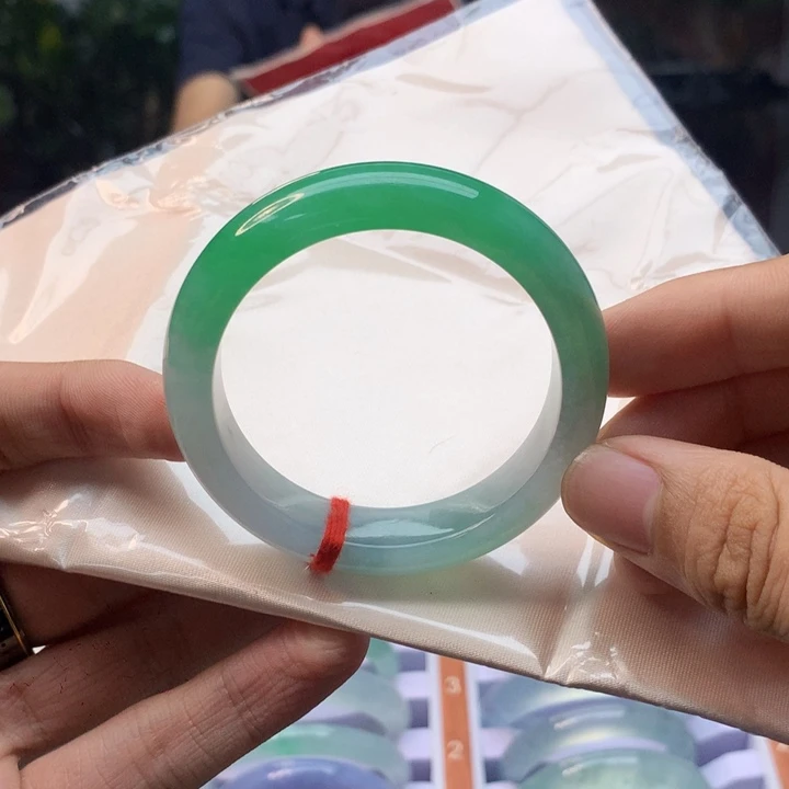 翡翠手镯未镶嵌金**姐正