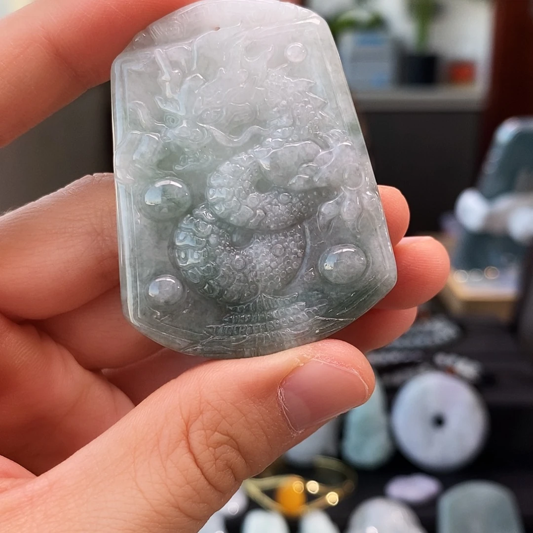 翡翠未镶嵌颈饰龙