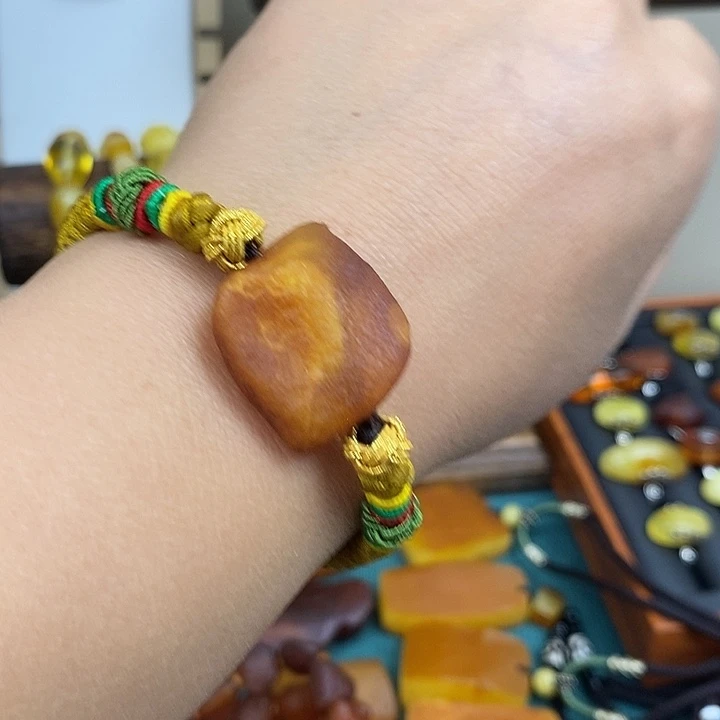 琥珀未镶嵌颈饰手牌