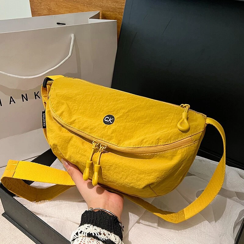 日本潮牌尼龙斜挎包女 休闲饺子包 轻便小包腋下包百搭通勤单肩包