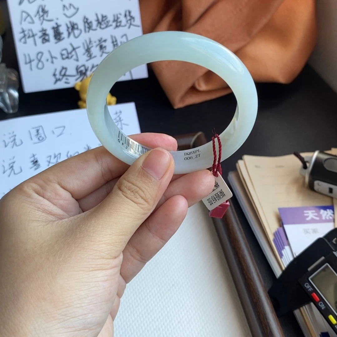 阳***y翡翠未镶嵌手镯54口