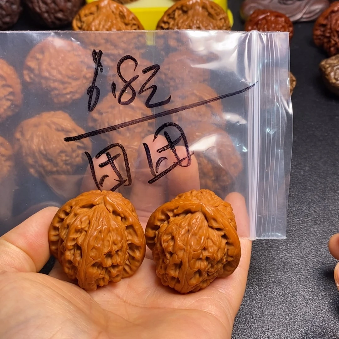 团***团桃核吊坠白狮子福利