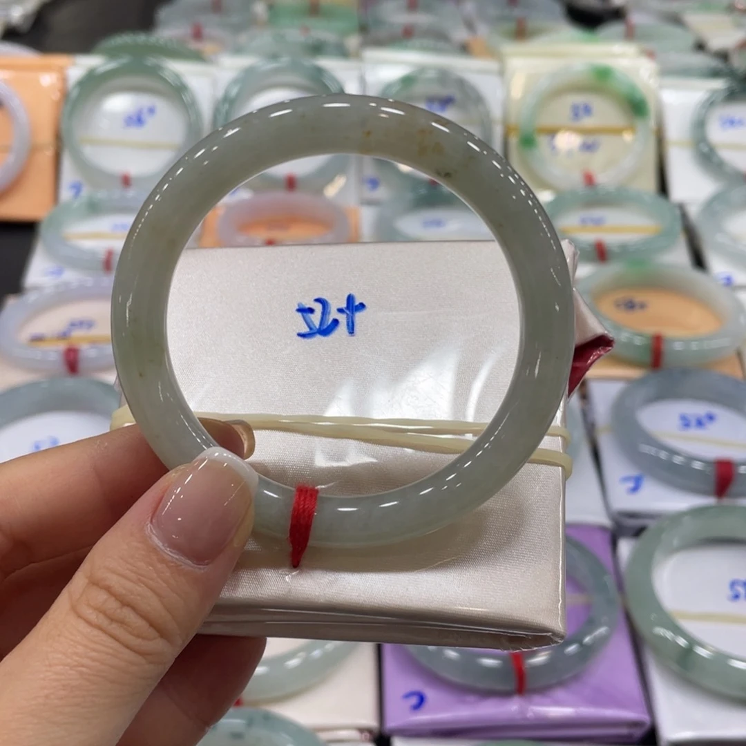 翡翠手镯未镶嵌翡翠