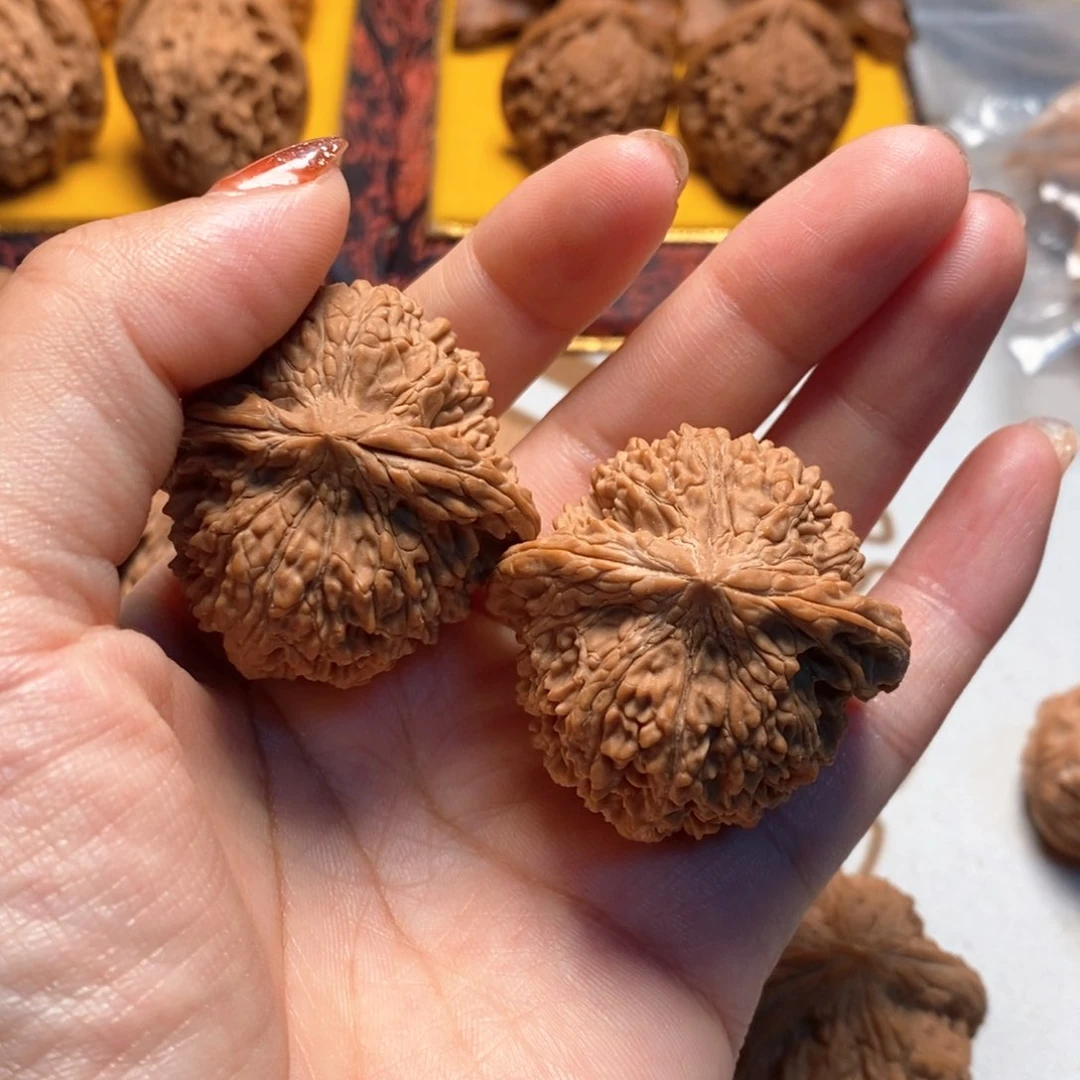 海***摇桃核吊坠打底发货放漏满天星