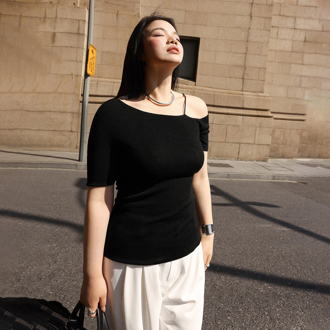 【折扣款】PLUSMALL 天菜缪斯Tee 混纺设计感露肩上衣PLUS2503034