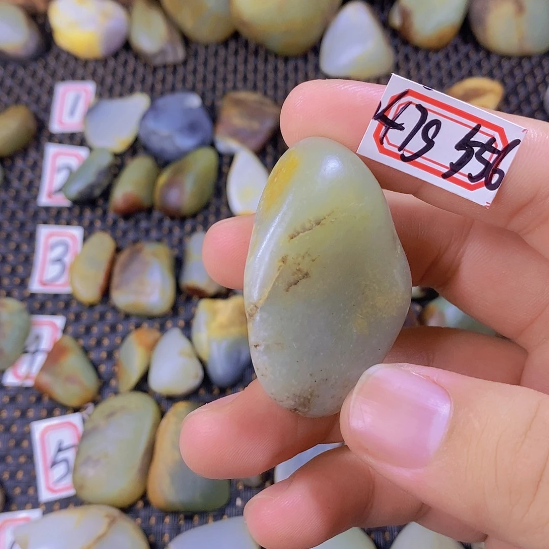 颈饰未镶嵌和田玉（糖玉）