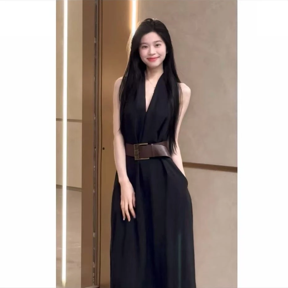 法式黑色挂脖无袖连衣裙女夏季纯欲高级感气质修身显瘦收腰长裙子