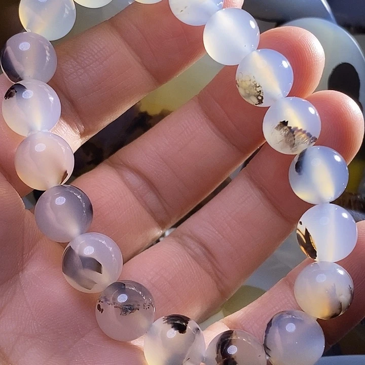 未镶嵌颈饰玛瑙/玉髓学*