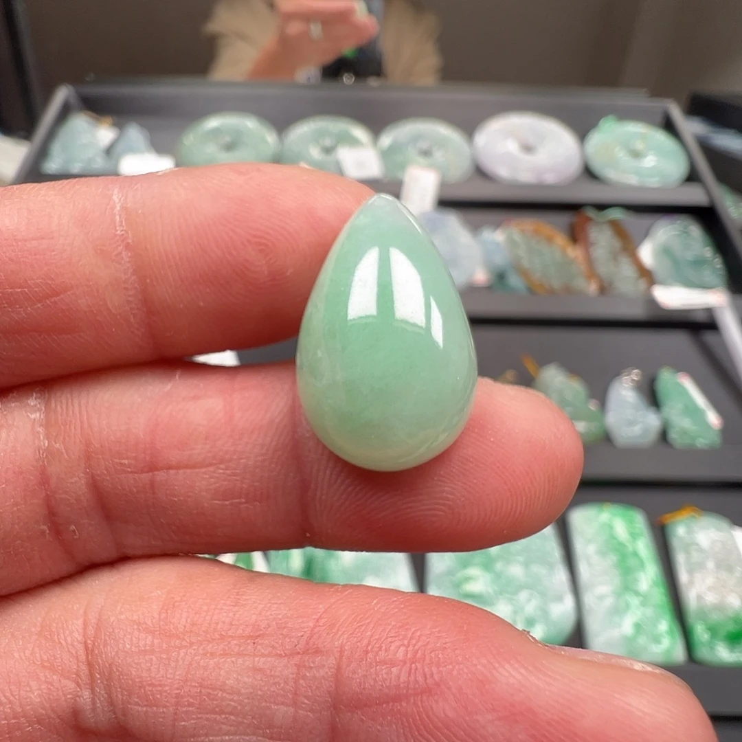 翡翠未镶嵌颈饰水滴