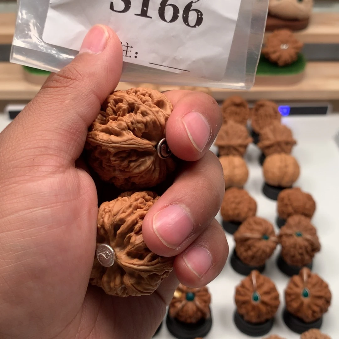 【闪购商品】文玩核桃吊坠大***鸟隐隐约约