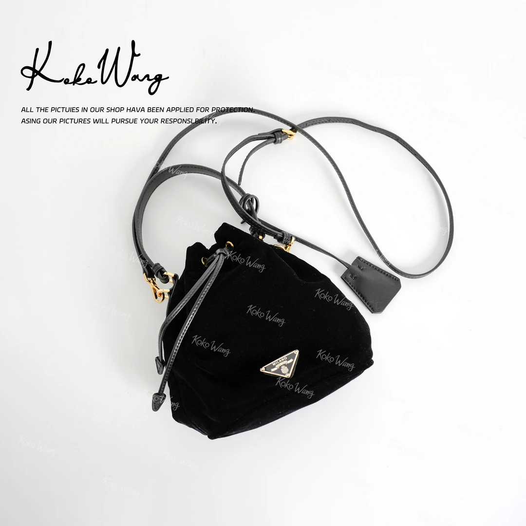 KOKO WANG新款时尚百搭三角标抽绳束口可手提单肩包475685B18S41