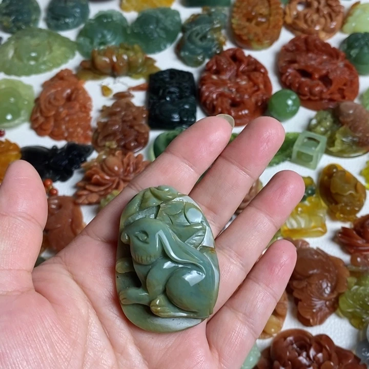 蛇纹石玉颈饰未镶嵌