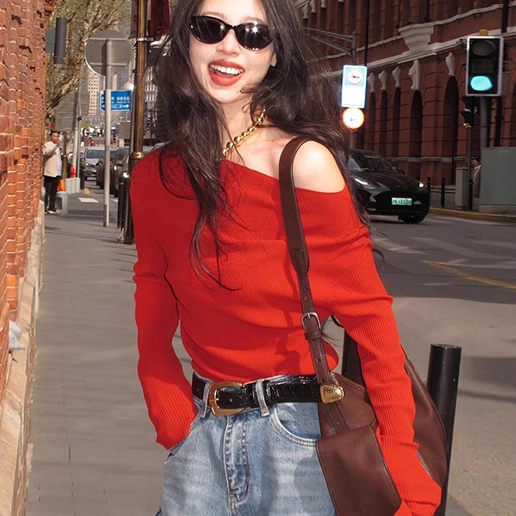 巨好看绝美红色长袖T恤女早秋季穿搭韩系氛围感斜肩上衣体恤女装