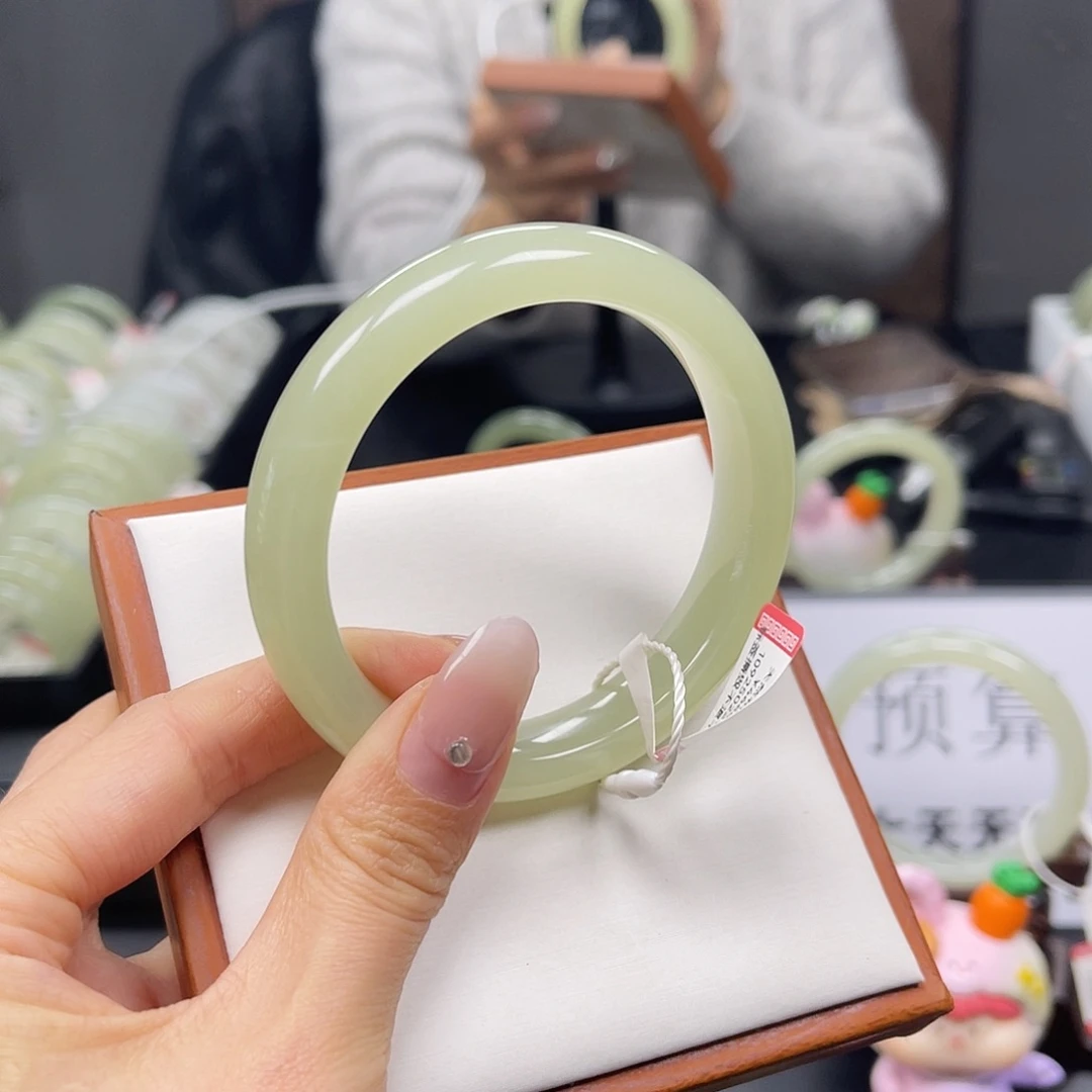 和田玉未镶嵌手镯