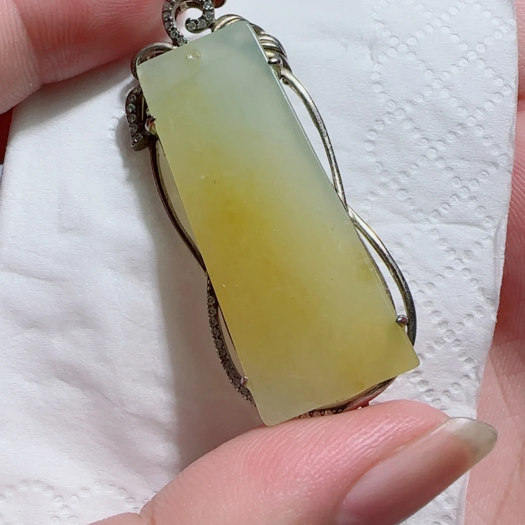 翡翠未镶嵌颈饰无事牌