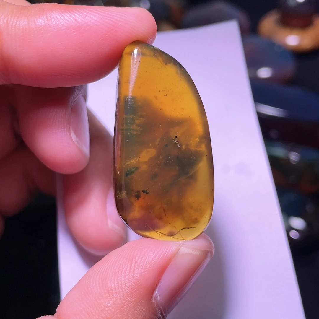 琥珀裸石未镶嵌，