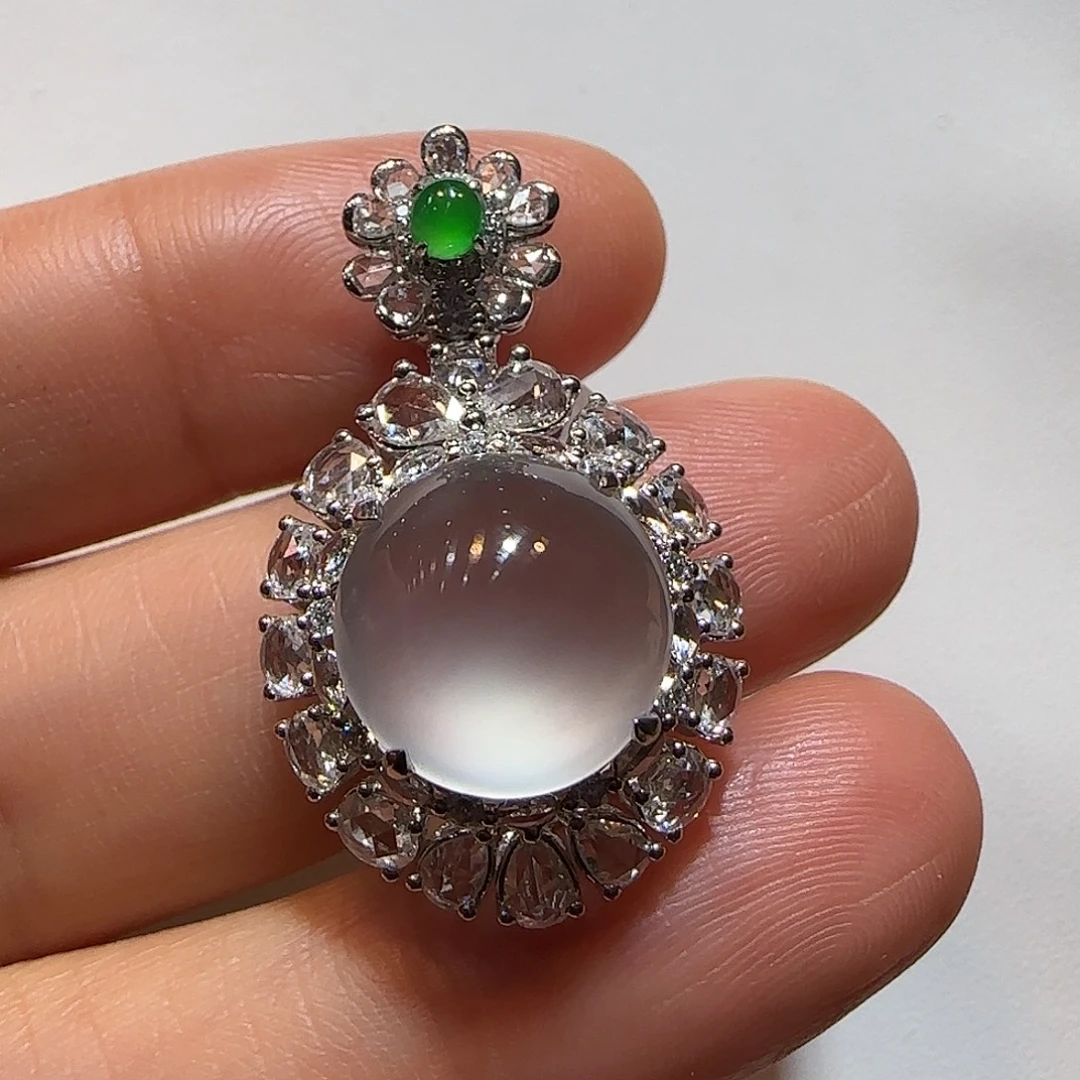 翡翠18K金镶嵌颈饰蛋面吊坠