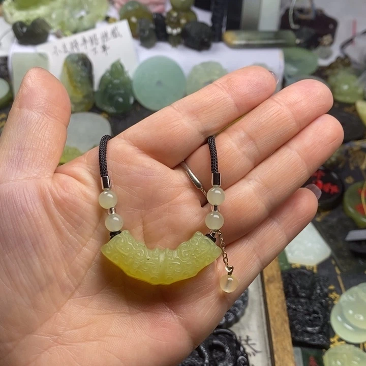 蛇纹石玉颈饰合金