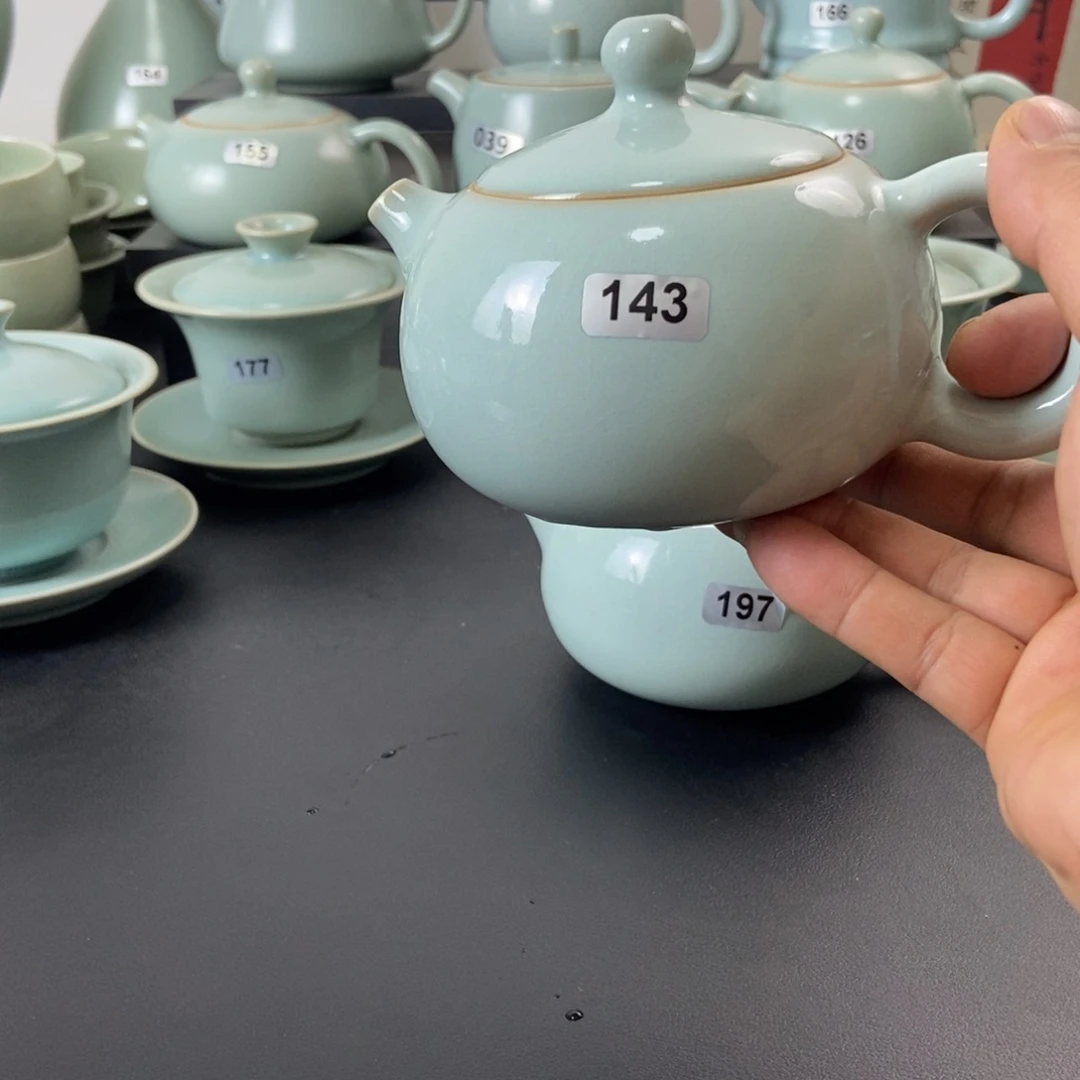 微瑕天青釉手工西施壶